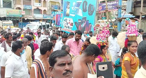 வாழப்பாடியில் நையாண்டி மேளக் கச்சேரி நடத்திய நாட்டுப்புற கலைஞர்கள்.