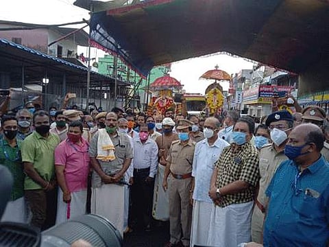 களியக்காவிளையில் நவராத்திரி சுவாமி விக்ரகங்களுக்கு வரவேற்பளிக்கும் தமிழக, கேரள அதிகாரிகள்.