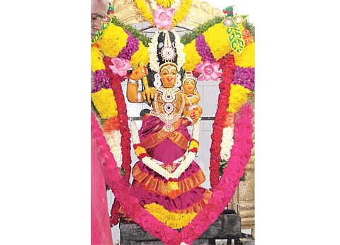 குழந்தையுடன் கொலுவிருக்கும் இசக்கியம்மன்