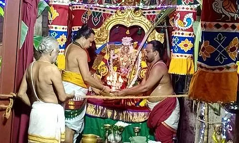 நவராத்திரி விழாவில் ஆனந்தவல்லி அம்மனுக்கு மகா தீபாரதனை நடைபெற்றது.