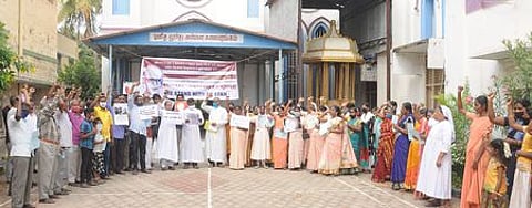 நாகையில் ஆா்ப்பாட்டத்தில் ஈடுபட்டோா்.