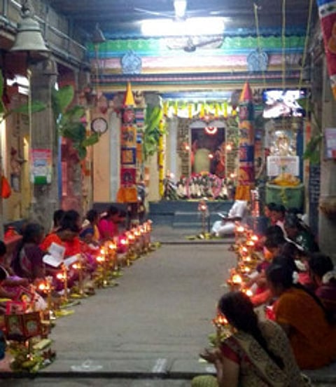 கோயிலில் நடைபெற்ற திருவிளக்கு பூஜை.
