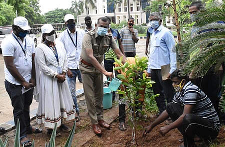 விழுப்புரம் மாவட்ட காவல் கண்காணிப்பாளா் அலுவலகத்தில் மரக் கன்று நடுகிறாா் மாவட்ட காவல் கண்காணிப்பாளா் எஸ்.ராதாகிருஷ்ணன்.