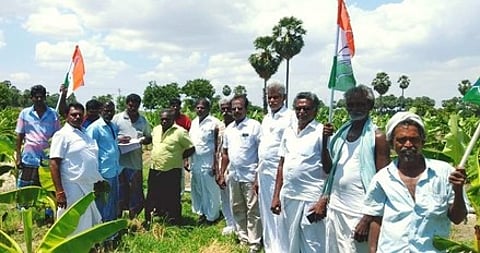 விவசாயிகளிடம் கையெழுத்து பெறும் காங்கிரஸ் கட்சியினா்.