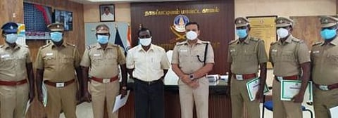 தனிப்படை காவலா்களை பாராட்டிய எஸ்.பி. ஓம்பிரகாஷ்மீனா. உடன், கூடுதல் காவல் கண்காணிப்பாளா் யு. முருகேஷ்.