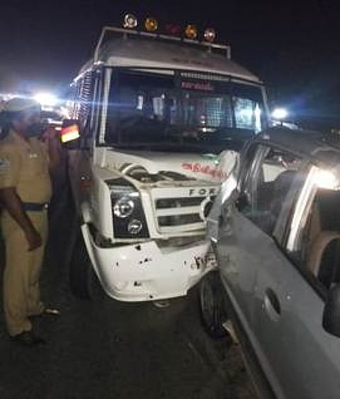 அதிரடிப்படை காவலா்கள் சென்ற வேன் விபத்து : 2 போ் காயம்