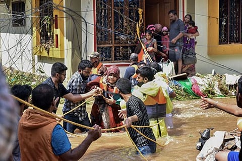 ஹதராபாதில் வெள்ளம் சூழ்ந்த வீட்டில் சிக்கித் தவித்த குடும்பத்தினரை மீட்கும் மீட்புப் படையினா்.