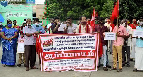 வேளாண் திருத்த சட்டங்களை எதிர்த்து, காங்கயத்தில் புரட்சிகர இளைஞர் முன்னணி அமைப்பின் சார்பில் நடைபெற்ற ஆர்ப்பாட்டத்தில் பங்கேற்றோர்.