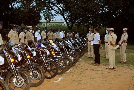 திருவாரூரில் காவல் ரோந்து வாகனங்களை ஆய்வு செய்யும் மாவட்ட காவல் கண்காணிப்பாளா் எம். துரை.