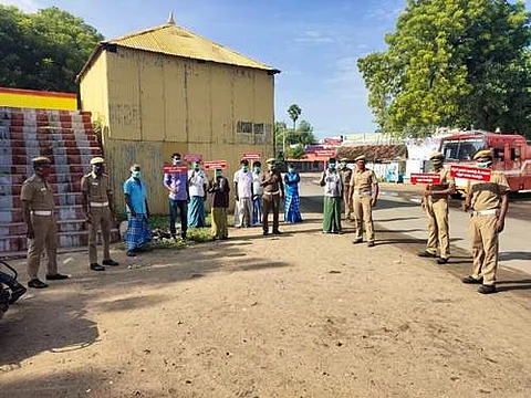 திருச்சுழி அருள்மிகு பூமிநாத சுவாமி கோவில் முன்பாக கரோனா விழிப்புணர்வுப் பிரச்சாரத்தில் ஈடுபட்ட தீயணைப்புத் துறையினர்.