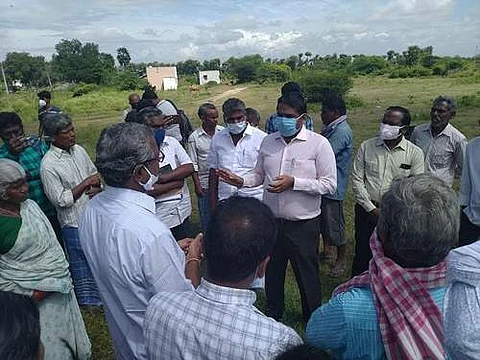 தருமபுரி அருகே நில உரிமையாளர்களிடம் பேசுவார்த்தை நடத்தும் மக்களவை உறுப்பினர் டிஎன்வி எஸ்.செந்தில்குமார்.
