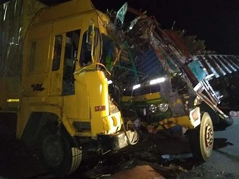 நாமக்கல்லில் நேருக்கு நேர் மோதிக்கொண்டு விபத்துக்குள்ளான இரு லாரிகள்.