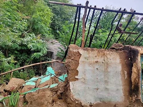 சுவர் இடிந்து விழுந்தது