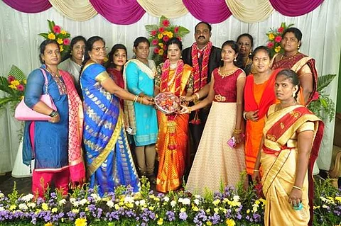 திருமண வரவேற்பில் வெங்காயத்தைப் பரிசளித்த தோழிகள்