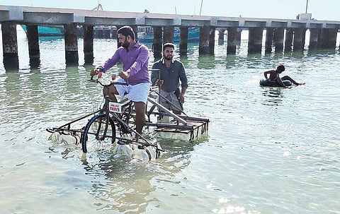 தத்தளிப்பவர்களைக் காக்க... தண்ணீர் சைக்கிள்