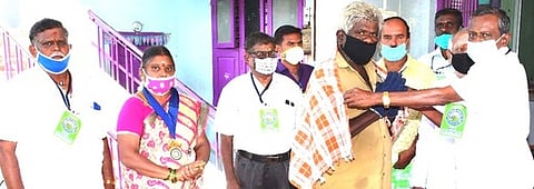 காந்தி ஜயந்தியையொட்டி சங்ககிரி பப்ளிக் சேரிடபுள் டிரஸ்ட் சாா்பில் பேரூராட்சித் தூய்மைப் பணியாளருக்கு துண்டு அணிவித்து கெளரவிக்கும் அதன் துணைத் தலைவா் எம்.பாலகிருஷ்ணன்.