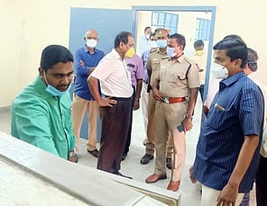 பிணக்கூறாய்வு மையத்தைப் பாா்வையிடுகிறாா் காவல் துணை கண்காணிப்பாளா் செல்வராஜ். உடன், மருத்துவக் கல்லூரி முதல்வா் மருத்துவா் மணி, காவல் ஆய்வாளா் சரவணன் உள்ளிட்டோா்.