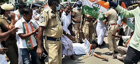 சேத்துப்பட்டில் சாலை மறியலில் ஈடுபட்ட திருவண்ணாமலை வடக்கு மாவட்ட காங்கிரஸாா்.