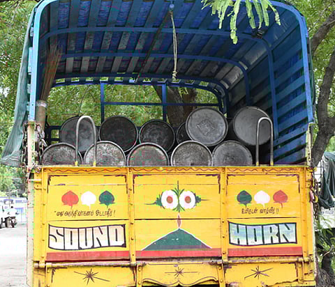 விழுப்புரம் ஆவின் பாலகத்துக்கு பல்வேறு கிராம முகவா்களிடமிருந்து பால் கேன்களை ஏற்றி வரும் வாகனங்கள்.