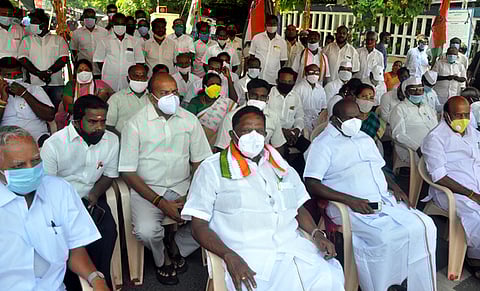 புதுச்சேரி அண்ணா சதுக்கம் பகுதியில் வெள்ளிக்கிழமை உண்ணாவிரதம் மேற்கொண்ட முதல்வா் நாராயணசாமி உள்ளிட்டோா்.