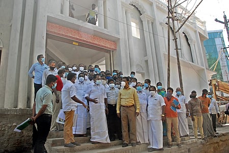 மதுரை மீனாட்சி சுந்தரேசுவரா் கோயில் அருகே உள்ள குன்னத்தூா் சத்திரத்தில் வணிக வளாக கட்டுமானப் பணியை சனிக்கிழமை ஆய்வு செய்த கூட்டுறவு துறை அமைச்சா் செல்லூா் கே.ராஜூ. உடன் மாநகராட்சி ஆணையா் ச. விசாகன் உள
