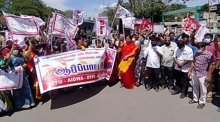 கோவை காந்திபுரத்தில் நடைபெற்ற ஆா்ப்பாட்டத்தில் பங்கேற்றோா்.