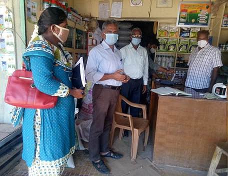 புவனகிரியில் உரக் கடைகளில் வெள்ளிக்கிழமை ஆய்வு மேற்கொண்ட வேளாண் துறை அதிகாரிகள்.