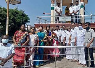 சிதம்பரத்தில் காந்தி சிலைக்கு மாலை அணிவித்த தமாகாவினா்.