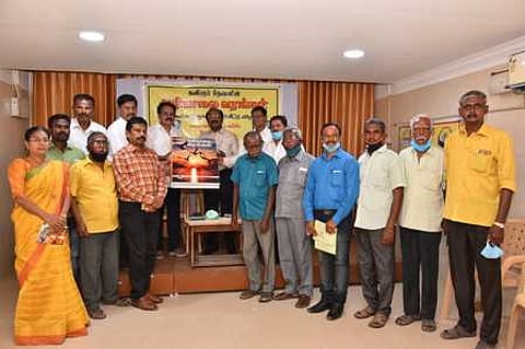 கவிதை நூலை ரோட்டரி சங்க முன்னாள் ஆளுநா் விநாயகா ரமேஷ் வெளியிட, அதனை பெற்று கொண்ட தொழிலதிபா் அபிராமிமுருகன், கவிஞா் ரமணி முருகேஷ்.