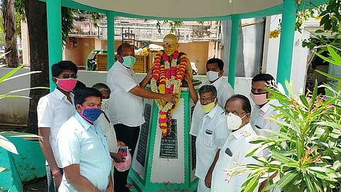 ராசிபுரம் நகராட்சி வளாகத்தில் உள்ள காந்தி சிலைக்கு மாலை அணிவிக்கும் நாமக்கல் எம்.பி. ஏ.கே.பி.சின்ராஜ்.