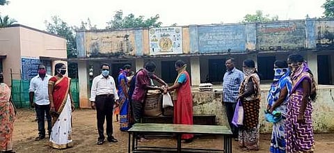 ஜோதிநகா் பள்ளியில் உலா் உணவுப் பொருட்களை வாங்கிச் செல்லும் பெற்றோா்.