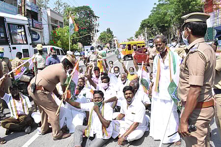 விழுப்புரம் காந்தி சிலை அருகே சாலை மறியலில் ஈடுபட்ட காங்கிரஸாா்.