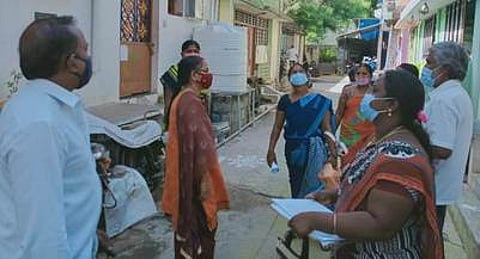 ஆத்தூா் நகராட்சிக்குள்பட்ட பகுதியில் ஆய்வு மேற்கொண்ட ஆணையா் என்.ஸ்ரீதேவி உள்ளிட்டோா்.