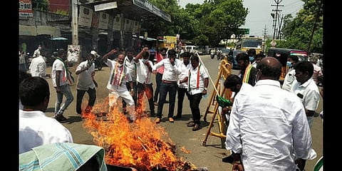 செங்கல்பட்டில் காங்கிரஸாா் மறியல்- கைது