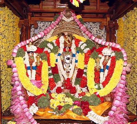 மலா் அலங்காரத்தில் ஸ்ரீதேவி, பூதேவி சமேதராய் காட்சியளித்த கஸ்தூரி அரங்கநாதா் சுவாமி.