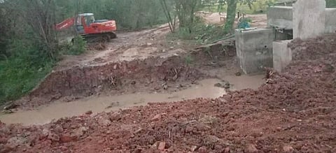 தென்குடி வடிகால் வாய்க்காலின் குறுக்கே அமைக்கப்பட்டிருந்த தற்காலிக சாலை அகற்றப்பட்ட பகுதி.