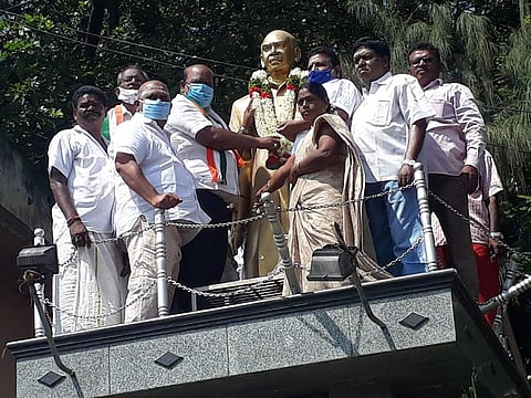 நாமக்கல்லில் காமராஜா் சிலைக்கு மாலை அணிவிக்கும் காங்கிரஸ் கட்சியினா்.