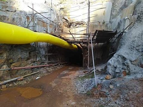 கொல்லிமலை நீா்மின் திட்டத்துக்காக குழாய்கள் செல்ல அமைக்கப்பட்டுள்ள சுரங்கப் பாதை.