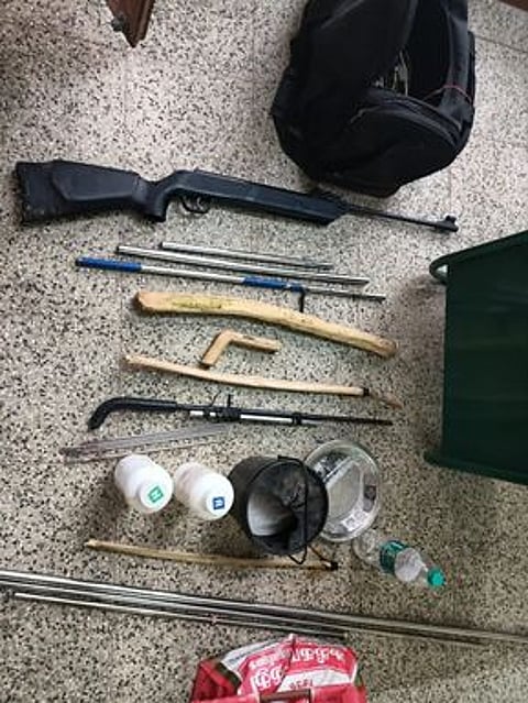 பறிமுதல் செய்யப்பட்ட நாட்டுத்துப்பாக்கி மற்றும் பொருட்கள்.