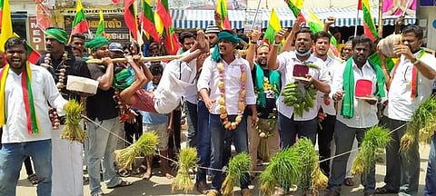 புதுகையில், நூதன ஆா்ப்பாட்டத்தில் பங்கேற்ற தமிழக வாழ்வுரிமைக் கட்சியினா்.