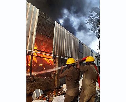 சுமார் 6 மணி நேரமாக தீயை அணைக்க போராடி வரும் தீயணைப்புத்துறையினர்.