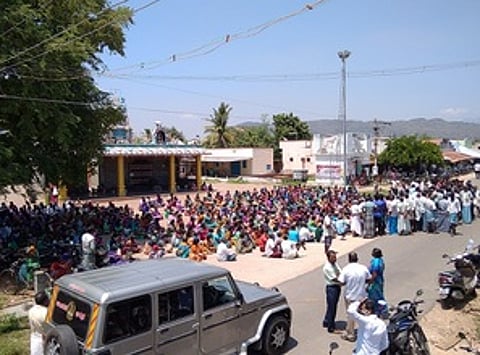 முசிறி அருகே அஞ்சலம் ஊராட்சி நீலியாம்பட்டி மாரியம்மன் கோயில் திடலில் போராட்டத்தில் ஈடுபட்ட மக்கள்.