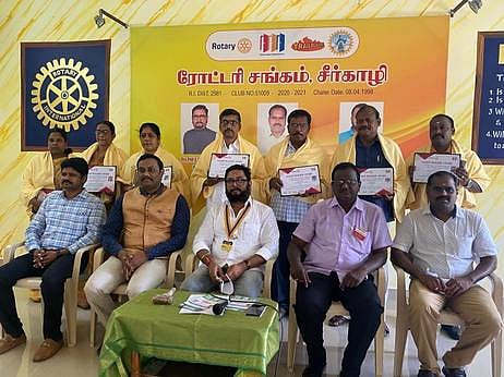 விருதுபெற்ற ஆசிரியா்களுடன் ரோட்டரி சங்கத்தினா்.