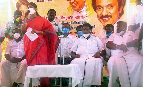 இலுப்பையூரணி கூட்டத்தில் பேசுகிறாா் வடக்கு மாவட்ட திமுக பொறுப்பாளா் கீதாஜீவன் எம்.எல்.ஏ.