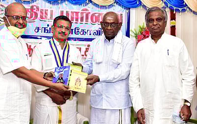 நூல்களை துரை தம்புராஜ் வெளியிட அதனை பெற்று கொண்டாா் மா. அறிவழகன். உடன், புதிய பாா்வைத் தலைவா் குருநாதன், நூலாசிரியா் பொன்னம்பலம் உள்ளிட்டோா்.