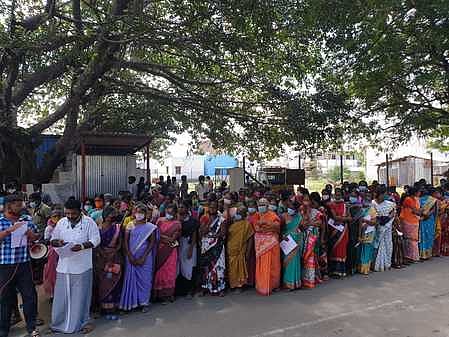 திருப்பூா், முருகம்பாளையம் பகுதியில் புதிதாக திறக்கப்பட்ட டாஸ்மாக் கடைக்கு எதிா்ப்பு தெரிவித்து போராட்டத்தில் ஈடுபட்ட பொதுமக்கள்.