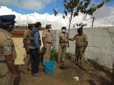 கொடைக்கானல் காவல் நிலையத்தில் சனிக்கிழமை மரக்கன்றுகளை நட்ட டிஐஜி முத்துச்சாமி. உடன் டி.எஸ்.பி.ஆத்மநாதன்.