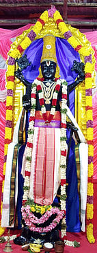 காஞ்சிபுரம் பொய்யாமுடி விநாயகா் கோயிலில் அலங்கரிக்கப்பட்டிருந்த அத்திவரதா்.