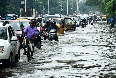 சென்னையில் வெள்ளிக்கிழமை இரவு முதல் பெய்து வரும் கனமழையால் தாழ்வான பகுதிகளில் மழை நீர் தேங்கி சாலைகளில் வெள்ளம் பெருக்கெடுத்து ஓடியது.