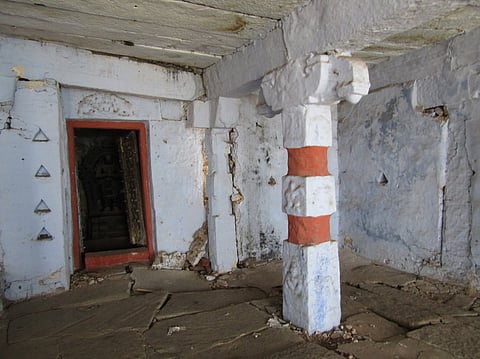 இடிந்து விழும் நிலையில் காணப்படும் திருக்கல்யாண மண்டபம்.